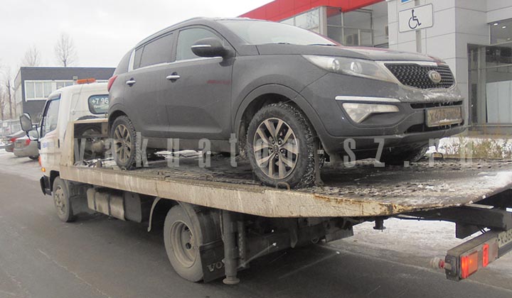 Эвакуатор в Санкт-Петербурге грузит автомобиль